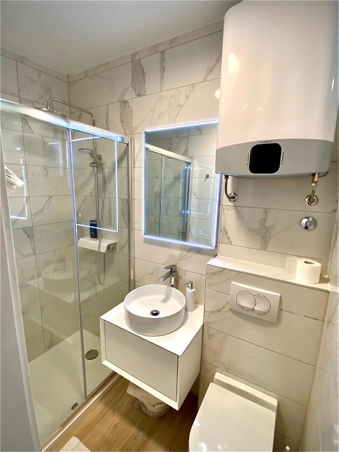 Apartment F&j *